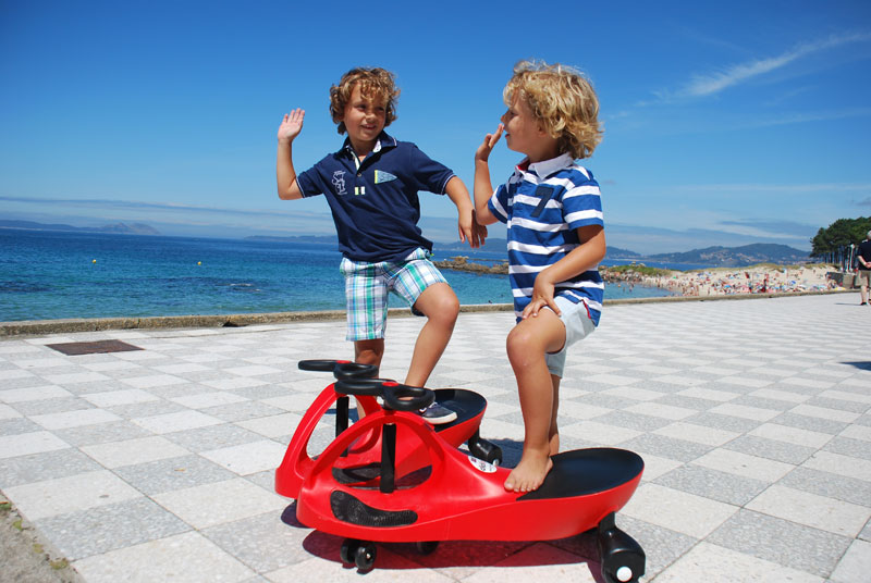 Fomenta el compañerismo y el juego activo al aire libre con el correpasillos Didicar Original. Desarrollarán sus habilidades y sentidos sin enterarse mientras juegan.